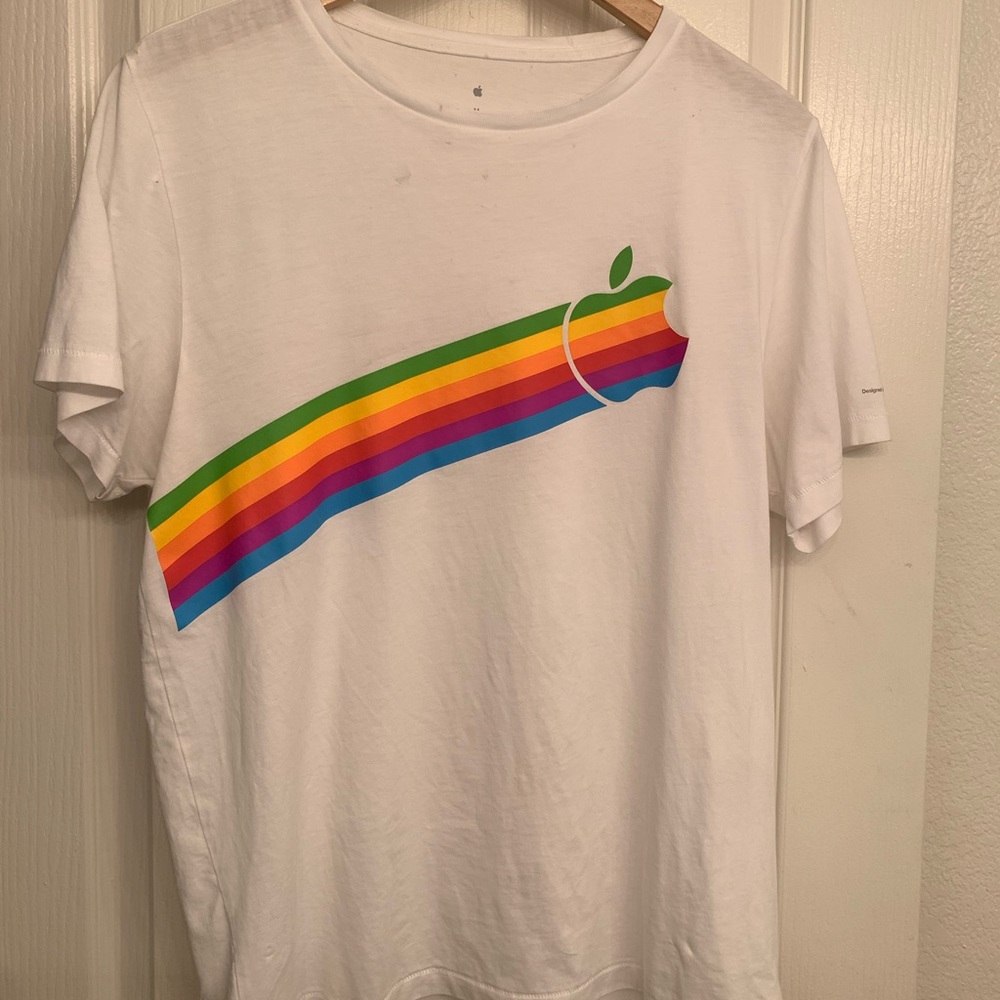 APPLE T SHIRT | M